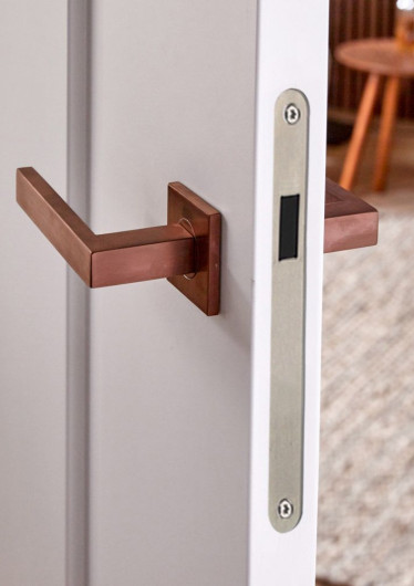 Het brons deurbeslag van @intersteel_nl brengt een karakteristieke sfeer in huis 🤎 De rijke en warme tint zorgt voor een verfijnde look die perfect past in klassieke én moderne interieurs. Denk aan donkere houten deuren, marmeren vloeren of een stijlvolle hal. Met brons geef je je deuren net dat beetje extra klasse. #rvsland #deurbeslag #bronsdeurbeslag #interieurinspiratie #stijlvolwonen #klassiekwonen #moderninterieur #luxeinterieur #deurdetails #halinspiratie #intersteel Het brons deurbeslag van @intersteel_nl brengt een karakteristieke sfeer in huis 🤎 De rijke en warme tint zorgt voor een verfijnde look die perfect past in klassieke én moderne interieurs. Denk aan donkere houten deuren, marmeren vloeren of een stijlvolle hal. Met brons geef je je deuren net dat beetje extra klasse. #rvsland #deurbeslag #bronsdeurbeslag #interieurinspiratie #stijlvolwonen #klassiekwonen #moderninterieur #luxeinterieur #deurdetails #halinspiratie #intersteel