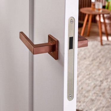 Het brons deurbeslag van @intersteel_nl brengt een karakteristieke sfeer in huis 🤎 De rijke en warme tint zorgt voor een verfijnde look die perfect past in klassieke én moderne interieurs. Denk aan donkere houten deuren, marmeren vloeren of een stijlvolle hal. Met brons geef je je deuren net dat beetje extra klasse. #rvsland #deurbeslag #bronsdeurbeslag #interieurinspiratie #stijlvolwonen #klassiekwonen #moderninterieur #luxeinterieur #deurdetails #halinspiratie #intersteel