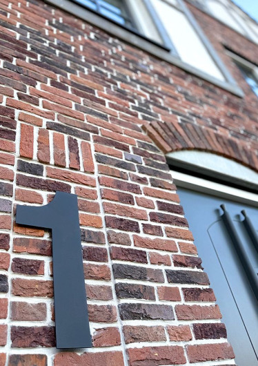 Een strak zwart huisnummer van maar liefst 50 cm, voor wie houdt van een moderne, cleane look aan de gevel. Perfect om jouw woning een unieke signatuur te geven! #rvsland #huisnummer #modernegevel #zwarthuisnummer #exterieurinspiratie #geveldetails #nummerbord #huisinspiratie #stoerhuis #designwonen