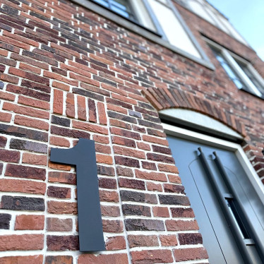 Een strak zwart huisnummer van maar liefst 50 cm, voor wie houdt van een moderne, cleane look aan de gevel. Perfect om jouw woning een unieke signatuur te geven! #rvsland #huisnummer #modernegevel #zwarthuisnummer #exterieurinspiratie #geveldetails #nummerbord #huisinspiratie #stoerhuis #designwonen Een strak zwart huisnummer van maar liefst 50 cm, voor wie houdt van een moderne, cleane look aan de gevel. Perfect om jouw woning een unieke signatuur te geven! #rvsland #huisnummer #modernegevel #zwarthuisnummer #exterieurinspiratie #geveldetails #nummerbord #huisinspiratie #stoerhuis #designwonen