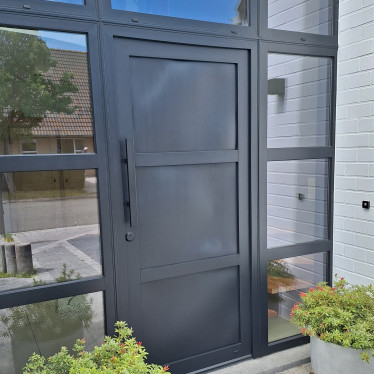 Wat voor voordeur je ook hebt, een zwarte deurgreep zorgt altijd voor een stijlvolle afwerking! Deurgrepen zijn bij ons op maat te bestellen, zodat je helemaal zelf kunt kiezen wat de lengte wordt. Zo maak je pas indruk met je entree 🔥 #rvsland #zwartedeurgreep #deurgreep #voordeur #entree #deurbeslag #modernwonen #stoerwonen #woontrends #zwartdeurbeslag Wat voor voordeur je ook hebt, een zwarte deurgreep zorgt altijd voor een stijlvolle afwerking! Deurgrepen zijn bij ons op maat te bestellen, zodat je helemaal zelf kunt kiezen wat de lengte wordt. Zo maak je pas indruk met je entree 🔥 #rvsland #zwartedeurgreep #deurgreep #voordeur #entree #deurbeslag #modernwonen #stoerwonen #woontrends #zwartdeurbeslag