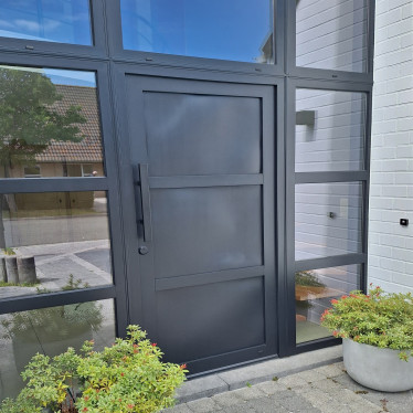 Wat voor voordeur je ook hebt, een zwarte deurgreep zorgt altijd voor een stijlvolle afwerking! Deurgrepen zijn bij ons op maat te bestellen, zodat je helemaal zelf kunt kiezen wat de lengte wordt. Zo maak je pas indruk met je entree 🔥 #rvsland #zwartedeurgreep #deurgreep #voordeur #entree #deurbeslag #modernwonen #stoerwonen #woontrends #zwartdeurbeslag Wat voor voordeur je ook hebt, een zwarte deurgreep zorgt altijd voor een stijlvolle afwerking! Deurgrepen zijn bij ons op maat te bestellen, zodat je helemaal zelf kunt kiezen wat de lengte wordt. Zo maak je pas indruk met je entree 🔥 #rvsland #zwartedeurgreep #deurgreep #voordeur #entree #deurbeslag #modernwonen #stoerwonen #woontrends #zwartdeurbeslag