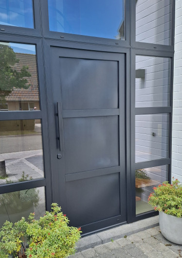 Wat voor voordeur je ook hebt, een zwarte deurgreep zorgt altijd voor een stijlvolle afwerking! Deurgrepen zijn bij ons op maat te bestellen, zodat je helemaal zelf kunt kiezen wat de lengte wordt. Zo maak je pas indruk met je entree 🔥 #rvsland #zwartedeurgreep #deurgreep #voordeur #entree #deurbeslag #modernwonen #stoerwonen #woontrends #zwartdeurbeslag