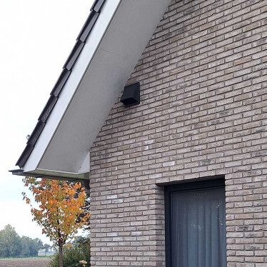 Dit strakke zwartgrijze ventilatierooster beschermt door de strakke kap tegen wind en regen, maar sluit ook perfect aan op een moderne uitstraling 💨💧 + #rvsland #zelfbouw #ventilatie #ventilatierooster #ventilatieroosters #gevelrenovatie #moderndesign #huisbouwen #nieuwhuis #nieuwbouw #nieuwbouwhuis #verbouwen #verbouwing #verhuizen #verhuisd #verhuizing #stoerwonen #modernwonen