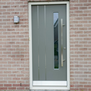 Deze rechthoekige RVS deurgreep is niet alleen strak vormgegeven, maar óók slim te monteren 💡 Doordat hij onder een hoek van 45° wordt geplaatst, kan hij mooi in lijn met het slot worden gemonteerd zonder dat hij in de weg zit. Zo houd je je voordeur strak én functioneel! + #rvsland #deurgreep #voordeur #rvs #modernwonen #exterieurdesign #deurbeslag #huisinspiratie #entree #voortuin #deurgreep