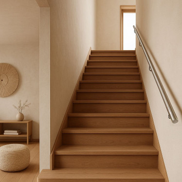 Een trap hoeft niet saai te zijn! Deze combinatie van warm hout met een strakke RVS leuning tilt je interieur letterlijk én figuurlijk naar een hoger niveau 😉 + #rvsland #trapinspiratie #rvsleuning #japandiwonen #interieurstyling #houtentrap #interieurtips #woonideeën #stijlvolwonen #modernminimalistisch #trap #trappenhuis