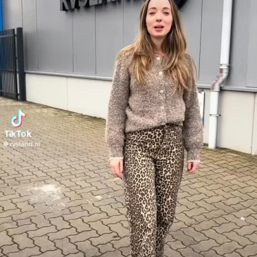 Wij zijn op zoek naar iemand die ons team komt versterken in de werkplaats & het magazijn 💪 Werk je graag met je handen, hou je van afwisseling en wil je werken in een klein, gezellig team? Dan moet je deze video even bekijken 👀 👉 Check de link in bio of stuur ons een DM #vacature #jobtok #voerendaal #rvsland #werkenmetjehanden Wij zijn op zoek naar iemand die ons team komt versterken in de werkplaats & het magazijn 💪 Werk je graag met je handen, hou je van afwisseling en wil je werken in een klein, gezellig team? Dan moet je deze video even bekijken 👀 👉 Check de link in bio of stuur ons een DM #vacature #jobtok #voerendaal #rvsland #werkenmetjehanden