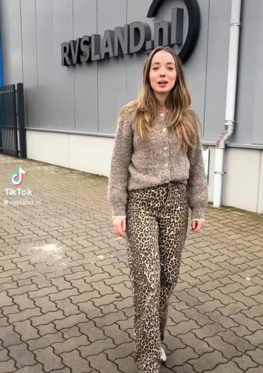 Wij zijn op zoek naar iemand die ons team komt versterken in de werkplaats & het magazijn 💪 Werk je graag met je handen, hou je van afwisseling en wil je werken in een klein, gezellig team? Dan moet je deze video even bekijken 👀 👉 Check de link in bio of stuur ons een DM #vacature #jobtok #voerendaal #rvsland #werkenmetjehanden