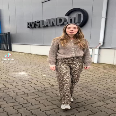 Wij zijn op zoek naar iemand die ons team komt versterken in de werkplaats & het magazijn 💪 Werk je graag met je handen, hou je van afwisseling en wil je werken in een klein, gezellig team? Dan moet je deze video even bekijken 👀 👉 Check de link in bio of stuur ons een DM #vacature #jobtok #voerendaal #rvsland #werkenmetjehanden