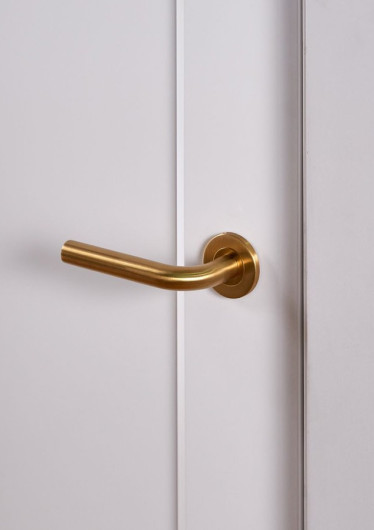 In het najaar is het heerlijk om het binnen extra warm en stijlvol te maken! 🍂 Met de gouden en bronzen deurklinken van @intersteel_nl creëer je een knusse winterlook 🤗 Combineer je nieuwe deurbeslag met zachte stoffen en warme kleuren en jouw winterinterieur is compleet! #rvsland #intersteel #deurkruk #interieurinspiratie #deurbeslag #goudaccent #bronsaccent #interieurstyling #winterinterieur #warmeinwonen