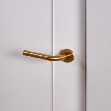 In het najaar is het heerlijk om het binnen extra warm en stijlvol te maken! 🍂 Met de gouden en bronzen deurklinken van @intersteel_nl creëer je een knusse winterlook 🤗 Combineer je nieuwe deurbeslag met zachte stoffen en warme kleuren en jouw winterinterieur is compleet! #rvsland #intersteel #deurkruk #interieurinspiratie #deurbeslag #goudaccent #bronsaccent #interieurstyling #winterinterieur #warmeinwonen