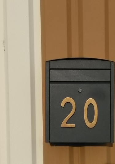 BEFORE: loshangend stickertje 🙈 (swipe om te bekijken) AFTER: stijlvolle messing huisnummer van @intersteel_nl 😍 Wat een verschil! Bij Holly's Producten Delft BV straalt deze brievenbus weer als nooit tevoren ✨ + #rvsland #beforeandafter #brievenbus #huisnummer #messing #intersteel #voordeurinspiratie #gevelinspiratie #buitenkantwoning #stijlvolwonen