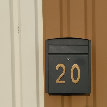 BEFORE: loshangend stickertje 🙈 (swipe om te bekijken) AFTER: stijlvolle messing huisnummer van @intersteel_nl 😍 Wat een verschil! Bij Holly's Producten Delft BV straalt deze brievenbus weer als nooit tevoren ✨ + #rvsland #beforeandafter #brievenbus #huisnummer #messing #intersteel #voordeurinspiratie #gevelinspiratie #buitenkantwoning #stijlvolwonen