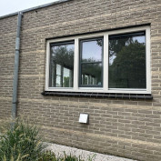 Een RVS ventilatierooster dé perfecte oplossing voor het afvoeren van lucht in je woning 💨 De schuine kap beschermt het ventilatiesysteem tegen regen en vuil en zorgt voor optimale luchtcirculatie. Door het strakke ontwerp van RVS past het mooi bij alle gevels, van modern tot traditioneel! + #rvsland #ventilatierooster #buitenlucht #buitenafwerking #ventilatiesysteem #rvsrooster #geveloplossingen #duurzaamwonen #strakkegevel #huisventilatie #roestvaststaal #renovatie #renoveren #verbouwen #verbouwing