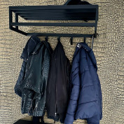 Deze zwarte kapstok is perfect voor het aankleden van je entree 🖤 Ideaal voor het ophangen van jassen, sjaals en tassen! + #rvsland #kapstok #hal #entree #garderobe #verbouwing #verbouwen #gang #sfeervolwonen #sfeervolinterieur #wooninspiratie #modernwonen #moderninterieur