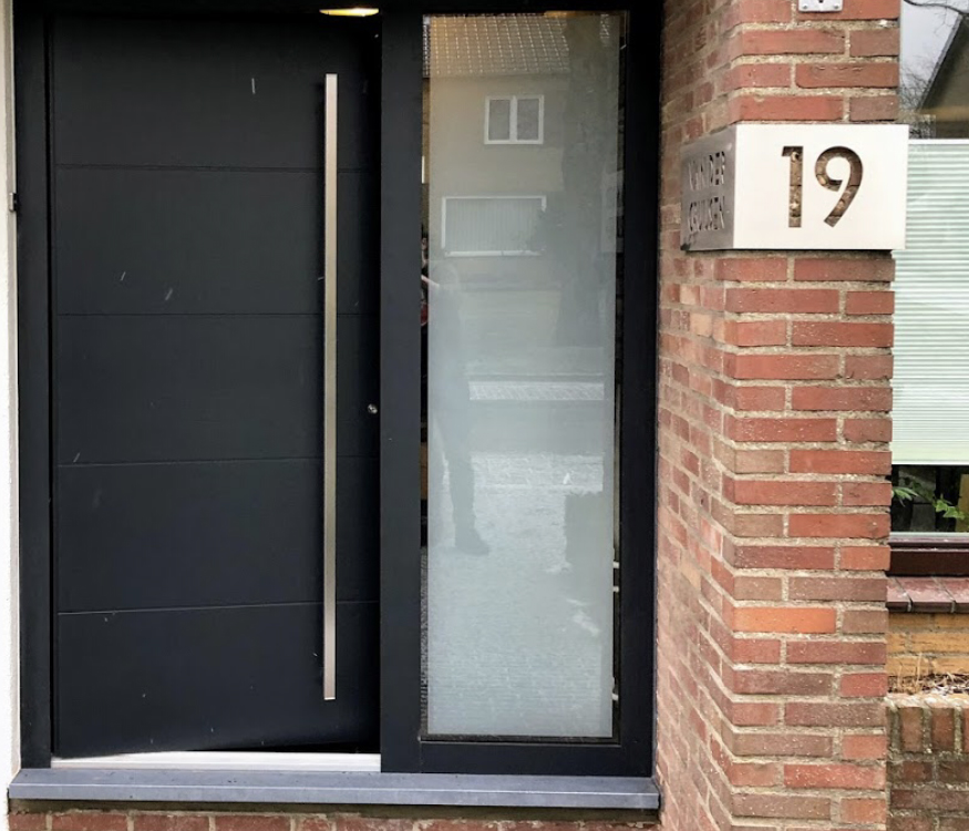 Voordeur na renovatie