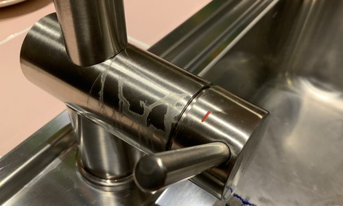 Azijnvlekken op RVS kraan