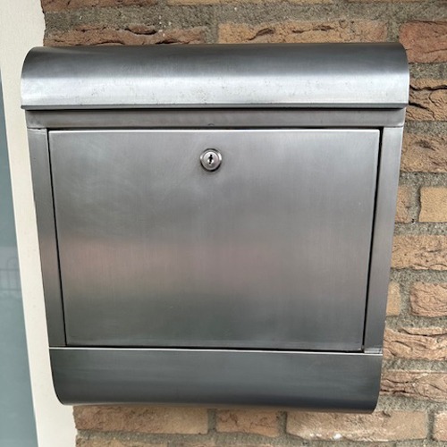 RVS brievenbus na poetsen met roestbehandelingskit