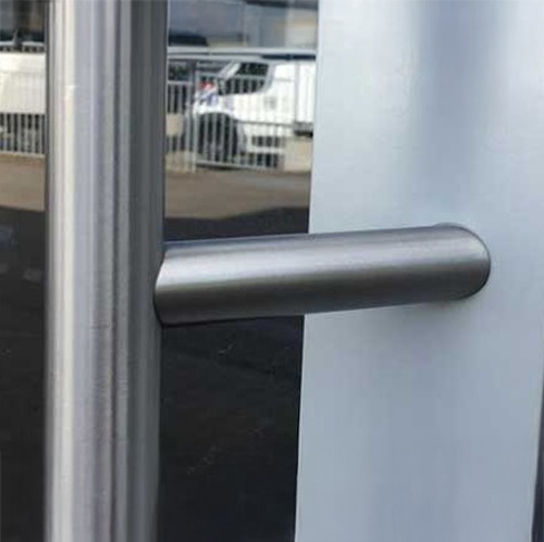 RVS deurgreep na behandeling met roestbehandelingskit